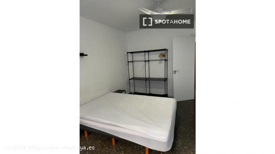 Se alquila habitación en piso compartido de 4 habitaciones en Valencia - VALENCIA