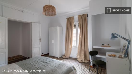 Habitación en piso compartido en barcelona. - BARCELONA