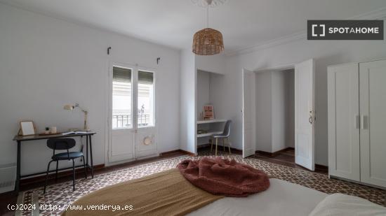 Habitación en piso compartido en barcelona. - BARCELONA