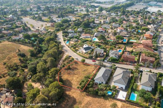 IMPRESIONANTE TERRENO COMPLETAMENTE LLANO DE 1.449 M2 A TAN SOLO 35 MINUTOS DE BARCELONA - BARCELONA