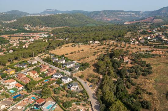 IMPRESIONANTE TERRENO COMPLETAMENTE LLANO DE 1.449 M2 A TAN SOLO 35 MINUTOS DE BARCELONA - BARCELONA