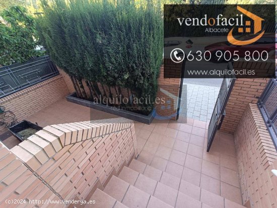 SE VENDE ADOSADO ZONA NUEVOS JUZGADOS DE 6 DORMITORIOS POR 390000€