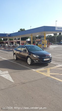 Opel Astra SEDAN EXCELLENCE de 2015 con 93.840 Km por 8.900 EUR. en Valencia