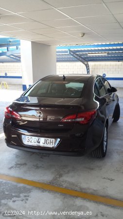 Opel Astra SEDAN EXCELLENCE de 2015 con 93.840 Km por 8.900 EUR. en Valencia