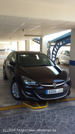 Opel Astra SEDAN EXCELLENCE de 2015 con 93.840 Km por 8.900 EUR. en Valencia