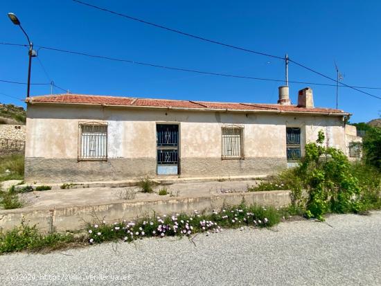 VENTA DE CASA DE CAMPO EN FORTUNA UBICADA EN SUELO URBANO CON VISTAS A LA MONTAÑA - MURCIA