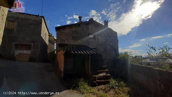  PEQUEÑA VIVIENDA DE PIEDRA SITUADA EN UN PUEBLO DE VILLAMARÍN - ORENSE 