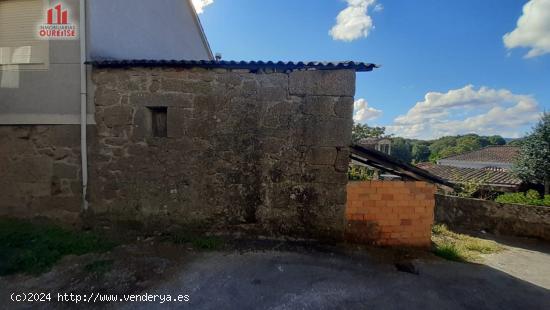 PEQUEÑA VIVIENDA DE PIEDRA SITUADA EN UN PUEBLO DE VILLAMARÍN - ORENSE