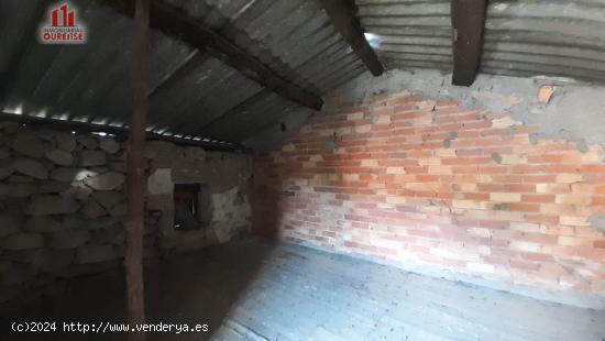 PEQUEÑA VIVIENDA DE PIEDRA SITUADA EN UN PUEBLO DE VILLAMARÍN - ORENSE