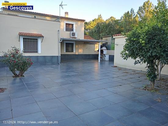 MAGNIFICA VIVIENDA SEMINUEVA CON GRAN PATIO Y TERRAZA - CACERES