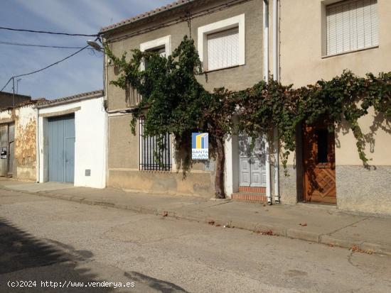 CASA EN VENTA DE 6 DORMITORIOS, 2 BAÑOS, BODEGA Y PATIO EN CORRALES DEL VINO, ZAMORA. - ZAMORA