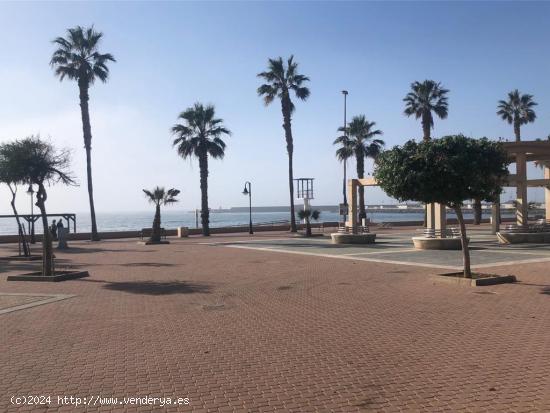 Bonito piso seminuevo con garaje y trastero en Adra, a unos metros de la playa - ALMERIA