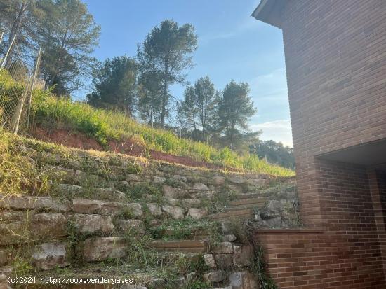 CASA EN CONSTRUCCIÓN EN CASTELLVÍ DE ROSANES - BARCELONA