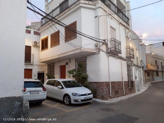  OPORTUNIDAD. CASA FAMILIAR DE CINCO HABITACIONES EN MACAÉL (ALMERIA) - ALMERIA 