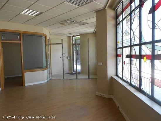 Local comercial en C/ Luis Carmona - LEON