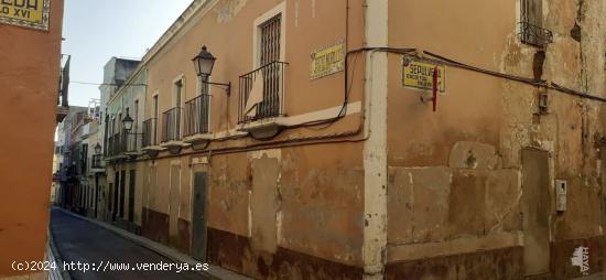 ACTIVO BANCARIO. Casa de esquina en el casco antiguo para REFORMAR - BADAJOZ