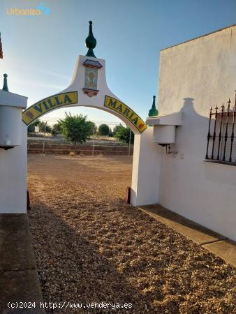  CHALET CON PISCINA, MAS TRES VIVIENDAS INDIVIDUALES , EN PARCELA DE 1966 M2 - BADAJOZ 