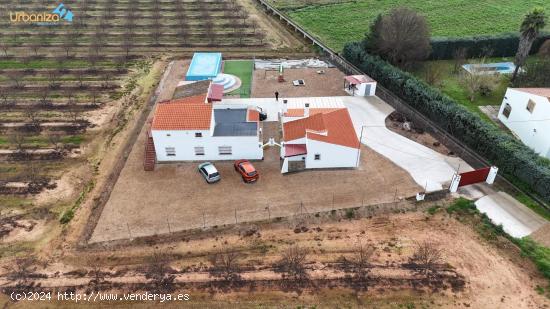 CHALET CON PISCINA, MAS TRES VIVIENDAS INDIVIDUALES , EN PARCELA DE 1966 M2 - BADAJOZ