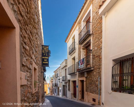  CASA DE PUEBLO ENTRE MEDIANERAS CON CUATRO DORMITORIOS Y AMPLIA TERRAZA - CASTELLON 