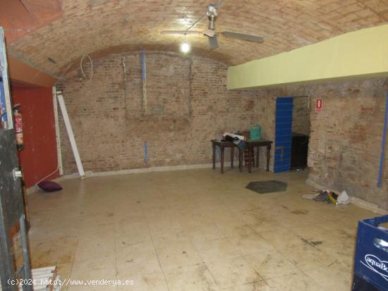 SE VENDE LOCAL COMERCIAL EN BARCELONA, ZONA EL RAVAL - BARCELONA