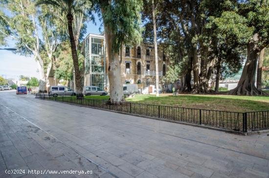 Cuartel de artillería, local comercial con salida de humos - MURCIA