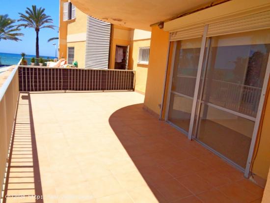 ¡¡ SE VENDE PISO CON TERRAZA A ESCASOS METROS DE LA PLAYA !! - BALEARES