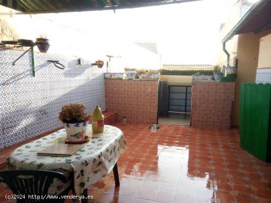 CASA CON COCHERA EN EL CENTRO DE PUEBLONUEVO - CORDOBA