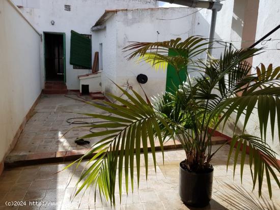 CASA CON COCHERA Y SALIDA A DOS CALLES - CORDOBA