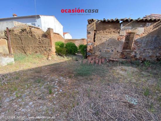 CASA CON TEJADO NUEVO Y GRAN PATIO - CORDOBA