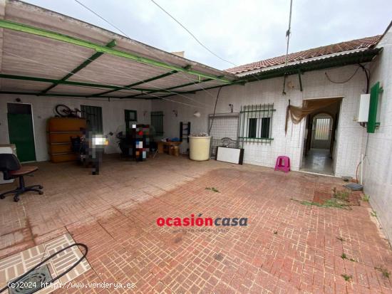 CASA CON COCHERA Y TEJADO NUEVO - CORDOBA