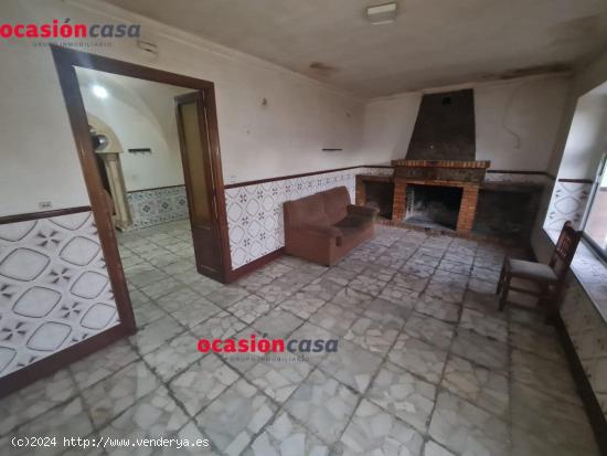  CASA CON COCHERA A LA VENTA - CORDOBA 