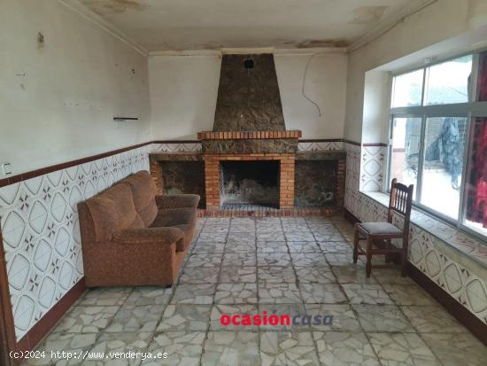 CASA CON COCHERA A LA VENTA - CORDOBA