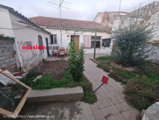 CASA CON COCHERA A LA VENTA - CORDOBA