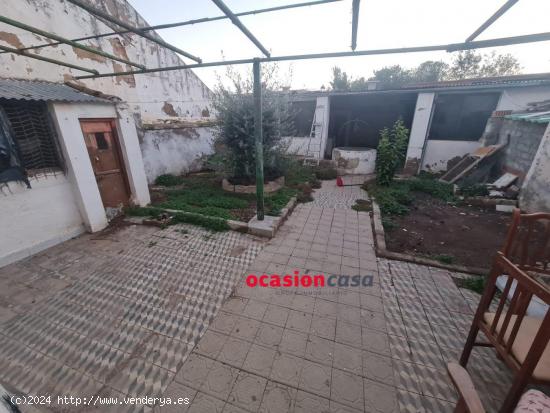 CASA CON COCHERA A LA VENTA - CORDOBA