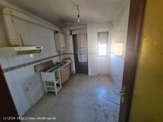 SE VENDE APARTAMENTO VPO, COCINA, SALÓN, 2 HAB., BAÑO, TRASTERO Y PLAZA DE GARAJE. - LEON