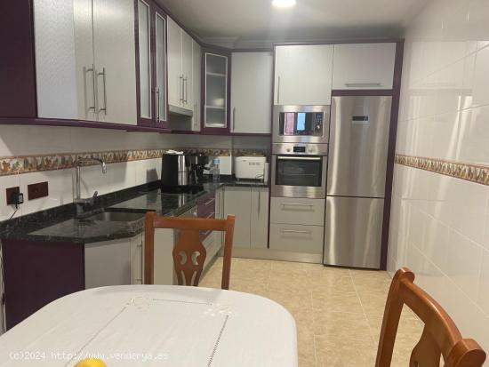  SE VENDE AMPLIO PISO SEMINUEVO, COCINA AMUEBLADA, SALÓN, 3 HAB., 2 BAÑOS, ASCENSOR, TRASTERO, GARA 