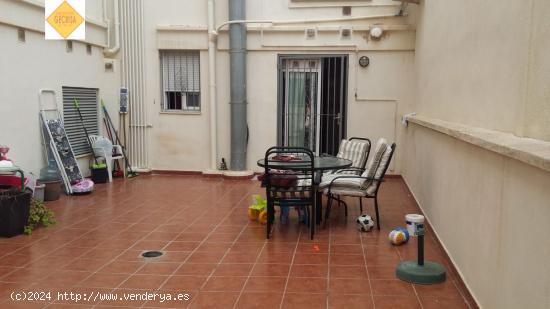 PISO SEMINUEVO CON GRAN TERRAZA - VALENCIA