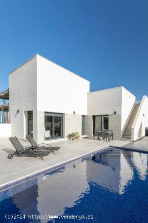 Villas adosadas de obra nueva con piscina privada en la zona de Daya Nueva, Costa Blanca - ALICANTE