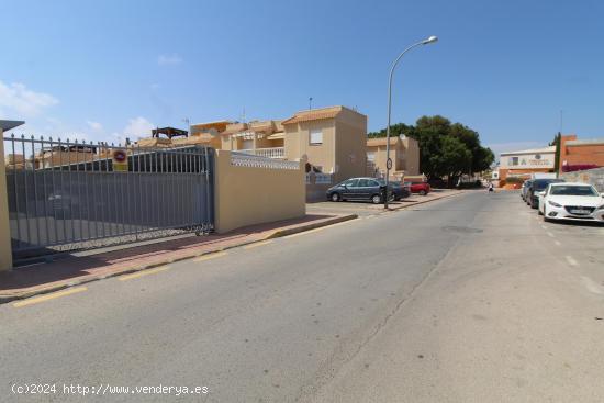  Plaza de aparcamiento en urbanización cerrada en Aguas Nuevas, Torrevieja - ALICANTE 