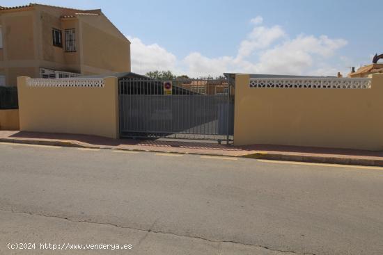 Plaza de aparcamiento en urbanización cerrada en Aguas Nuevas, Torrevieja - ALICANTE