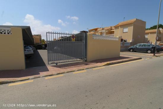 Plaza de aparcamiento en urbanización cerrada en Aguas Nuevas, Torrevieja - ALICANTE