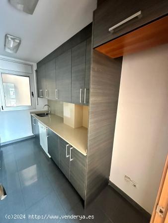 . Lloguem pis seminou de 2 habitacions dobles. - BARCELONA