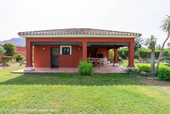 Bonita casa de campo con piscina, jardines y barbacoa - MALAGA