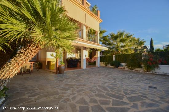  IMPRESIONANTE CHALET EN URBANIZACIÓN CADIMA (ALHENDÍN) - GRANADA 