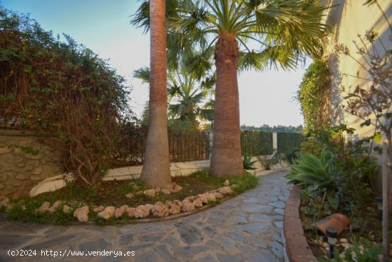 IMPRESIONANTE CHALET EN URBANIZACIÓN CADIMA (ALHENDÍN) - GRANADA