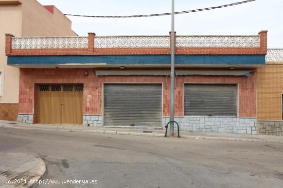 Casa con local comercial y 4 Habitaciones + Garaje En Cartagena - MURCIA