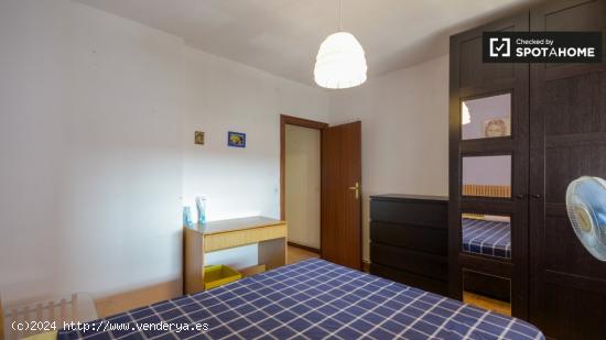 Acogedora habitación en alquiler en apartamento de 3 dormitorios en Aluche - MADRID