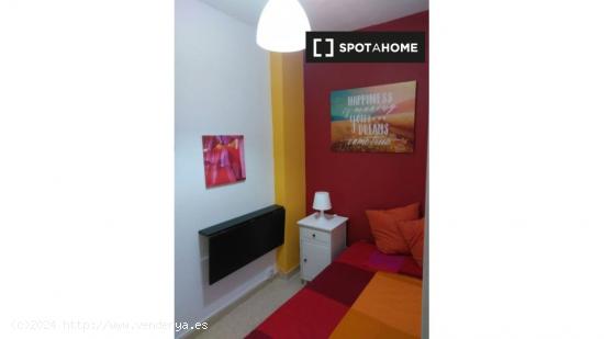 Habitación en apartamento de 6 dormitorios en Alcalá de Henares, Madrid. - MADRID