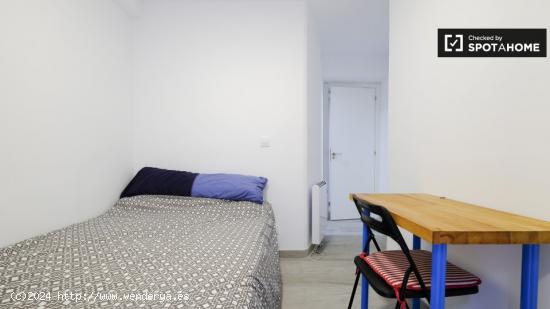 Encantadora habitación con cama doble y baño privado en alquiler en Puerta del Ángel - MADRID