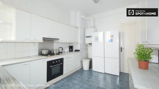 Se alquila habitación en un gran apartamento de 7 habitaciones en el atractivo Eixample Esquerra - 